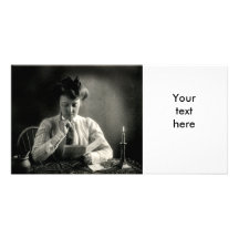 1902 lisant par lueur d'une bougie cartes avec photo