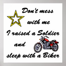A soulevé un soldat et un sommeil avec un cycliste posters