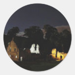 Abbaye de fontaines dans North Yorkshire la nuit Adhésifs Ronds