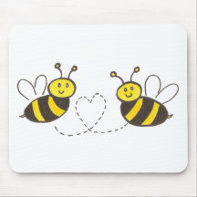Abeilles de miel avec le coeur tapis de souris
