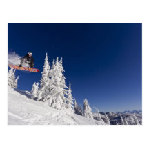 Action de snowboarding à la station de sports de h cartes postales