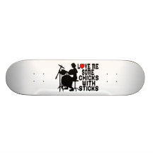Aimez-moi quelques poussins avec des bâtons plateaux de skate