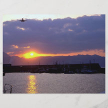 Approche de coucher du soleil au-dessus de port de tract customisé