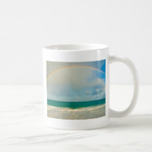 Arc-en-ciel au-dessus d'océan tasse