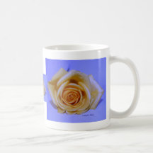 Arrière - plan bleu-clair simple de rose jaune tasse à café