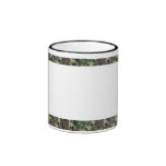 Arrière - plan militaire de camouflage de forêt av mugs à café
