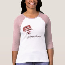 Attachez du ruban adhésif au T-shirt de ruban