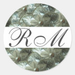Autocollant argenté décoré d'un monogramme