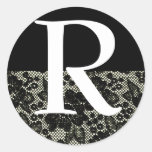 Autocollant noir et blanc décoré d'un monogramme