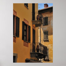 Balcons et affiche de portes