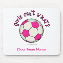 Ballon de football dans le rose tapis de souris