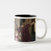 Barak Obama family wave at the last night of Mugs