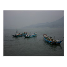 Bateaux de pêche au crépuscule sur la rivière de D Cartes Postales
