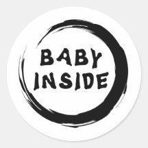 Bébé à l'intérieur de maternité autocollant rond