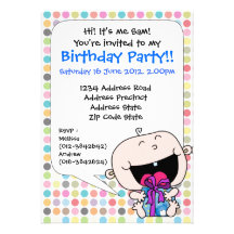 Bébé mignon d'anniversaire avec le présent cartons d'invitation personnalisés
