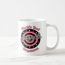 Belle-mère de superstar dans le rose tasse