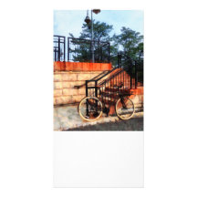 Bicyclette par la station de train modèle pour photocarte