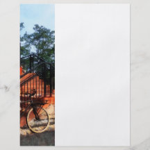 Bicyclette par la station de train prospectus avec motif