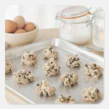 Biscuits crus sur le plateau de cuisson autocollants