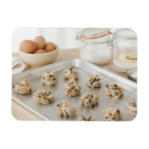 Biscuits crus sur le plateau de cuisson magnets rectangulaire