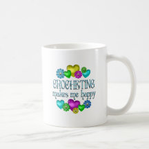 Bonheur faisant du crochet tasse à café