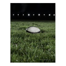 Boule de rugby se reposant sur le lancement d'herb cartes postales