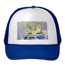 Bouquet de marguerite dans une théière casquettes de camionneur