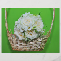 Bouquet de roses blancs dans un panier prospectus personnalisés