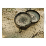 Boussole antique sur la carte