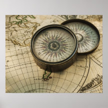 Boussole antique sur la carte affiches