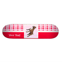 Boxeur mignon plateau de planche à roulettes