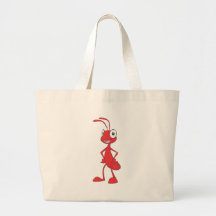 Bras debout de fourmi rouge sur la chemise de band sac