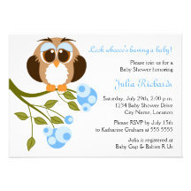 Brown observe l'invitation de baby shower de hibou