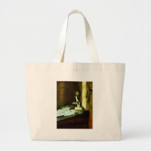 Bureau avec la cannette et les papiers sac en toile