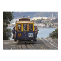 Cable car chugs up Hyde Street in San