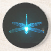 Caboteur rougeoyant de libellules dessous de verres