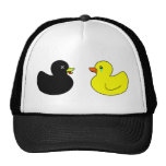 Canard en caoutchouc mort pleuré par le canard en  casquettes
