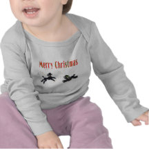 Caniches noirs jouant la pièce en t de nourrisson  t-shirt