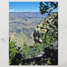 Canyon grand encadré par la roche et les arbustes tract personnalisé