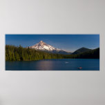 Capot de bâti et lac perdu en été poster