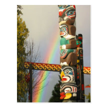 Carte postale de totem d'arc-en-ciel