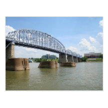 Carte postale pourpre de pont de personnes