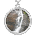 Cascade au-dessus de collier de roches