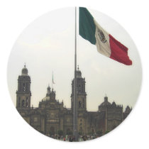 Catedral en el Zocalo del DF con la Bandera Round Stickers