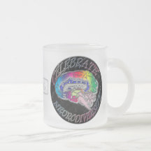 Célébrez la tasse décorée d'un monogramme de Neuro