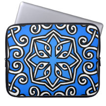 Celtic Knot Pattern in Green Computer Sleeve