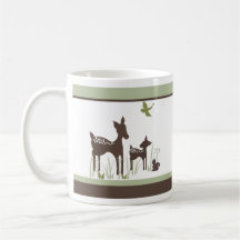 Cerfs communs de bébé et tasse de mamans