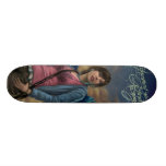 Cette fille avec du charme plateaux de skateboards customisés