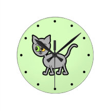 Chat gris avec les yeux impairs pendule murale