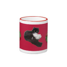 Chat persan de Noël parmi la tasse d'arcs